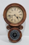 ANSONIA CLOCK COMPANY USA - ANTIGO RELÓGIO AMERICANO DE PAREDE DITO OITO COM CAIXA EM MADEIRA NOBRE. MOSTRADOR EM ALGARISMO ROMANOS. ACOMPANHA CHAVE E PÊNDULO. NÃO TESTADO SEU FUNCIONAMENTO E SEM GARANTIAS FUTURAS. MEDINDO 55 X 10 X 34 CM