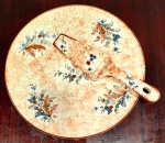 Antigo conjunto de servir original em faiança, com grande prato , acompanhado de uma espátula, ambos apresentando um padrão floral delicado e uma textura marmorizada em tons de laranja e azul. Da tradicional marca da LOCOMOTIVA (adotada pela fábrica a partir de 1937), manufatura CERÂMICA MAUÁ (Mauá,SP). Pequena perda na beirada interna do prato, conforme  foto. A perda não  altera a qualidade da peça.  MED  Diâmetro prato 29 cm e a Espátula  25 cm