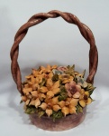 Antiga cesta em faiança,  com alça trançada contendo  arranjos de flores e folhagens, com diferentes policromias. Med. Alt. 16,5 cm e Largura  12,5 cm