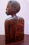Busto  masculino com detalhes e texturas étnicos, esculpido em madeira maciça.Com o selo e número de série da República de Angola.  Med. 23 x  11,5 cm