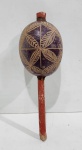 ANTIGO CHOCALHO INDIGENA. MEDINDO 29.5 X 9 CM