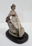 ANTIGA ESCULTURA ITALIANA EXECUTADA EM RESINA REPRESENTANDO CAMPONESA COM UMA OVELHA. ASSINADA. MEDINDO 21 X 11.5 X 16.5 CM