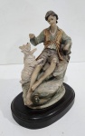 ANTIGA ESCULTURA ITALIANA EXECUTADA EM RESINA REPRESENTANDO CAMPONÊS COM UM  CACHORRO.ASSINADA. MEDINDO 21 X 11.5 X 16.5 CM