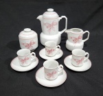 PORCELANA REAL - CONJUNTO DE CAFÉ EM PORCELANA COM DECORAÇÃO FLORAL. COMPOSTO DE LEITEIRA; BULE; AÇUCAREIRO E QUATRO XÍACARAS DE CAFÉ COM PIRES. OBS: UM PIRES COM BICADO