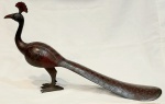 Estatueta de pavão em  bronze antigo, com cinzelados e detalhes policromados e incrustações. Olhos de vidros verdes.Apresenta pintura manual e texturas trabalhadas nas penas.Med. Maior  altura  24 cm e Maior comprimento 43,8 cm
