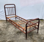 CAMA PATENTE - ANTIGA CAMA DE SOLTEIRO EXECUTADA EM MADEIRA NOBRE.MARCAS DO TEMPO E USO. ESTRUTURA BOA. MEDINDO   108 X 69 X 197 CM