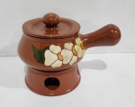 LINDO RECHAUD PARA FONDUE EM CERÃMICA VITRIFICADA COM DECORAÇÃO FLORAL. MEDINDO 20 X 17 X 26 CM