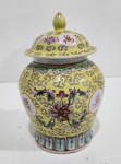 ANTIGO POTICHE EM PORCELANA ORIENTAL RICAMENTE DECORADO NO TO  AMARELO. PEÇA MARCADA NA BASE. MEDINDO 17 X 11 CM