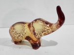 ALDEMIR MARTINS - ANTIGA ESCULTURA EM RESINA DE POLIÉSTER RETRATANDO UM ELEFANTE. MEDINDO 10.5 X 5 X 15 CM