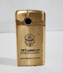 ANTIGO ISQUEIRO JAPONÊS DE COLEÇÃO HILL 747 JUMBO JET CAPTAIN. NÃO TESTADO E SEM GARANTIAS DE FUNCIONAMENTO. MARCADO NA BASE MADE IN JAPAN. MEDINDO 7 X 1 X 3.5 CM