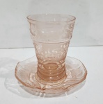 ANTIGO COPO COM PIRES EM VIDRO DE DEPRESSÃO NO TOM ROSÁCEO, DECADA DE 30. MEDINDO O COPO 11 X 8.5 X E O PIRES 14 CM