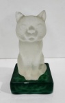 BOHEMIA - ANOS 50/60 - Antiga Escultura de gato em cristal fosco e base em vidro na cor verde Malaquita (Malaquita Ingrid Glass). Bicadinho na orelha. Medindo 13 x 7 cm x 7cm.