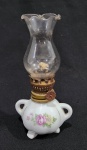 ANTIGA LAMPARINA A QUEROSENE DE COLEÇÃO EM PORCELANA COM DECORAÇÃO FLORAL. MEDINDO 16.5 X 6 X 8.5 CM