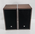 PAR DE CAIXAS DE SOM VINTAGE TOSHIBA MODELO SPEAKER TSS- 41. UMA CAIXA COM LASCADINHO NA MADEIRA CONFORME FOTO. MEDINDO 39.5 X 22 X 20.5 CM