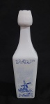 Garrafa opalinada branca com decoração típica de moinhos e paisagens holandesas na cor azul de Delft. Medindo 23 x 6.5 x 6.5 cm