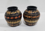 PAR DE VASINHOS DECORATIVOS EM CERÃMICA NO ESTILO GRÉS ÉMAILLE. MEDINDO 8 X 7 CM