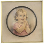 Quadro decorativo ou porta retrato, vintage, imagem de criança em policromia, formato circular sobre moldura retangular em metal dourado, proteção de vidro côncavo transparente, meados anos 50. Mede 26 x 26cm.