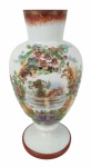 FRANÇA - Antigo vaso em opalina francesa na cor branco leitoso fartamente adornado à mão com motivo floral e paisagem em rica policromia. Formato bojudo. Mede 30cm.