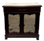 Aparador com estrutura em madeira nobre, portas frontais espelhadas, gaveta com puxadores, tampo de mármore. Mede 1m altura x 42cm x 98cm comprimento.