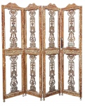 Imponente biombo de quatro abas, de estilo italiano com estrutura em madeira nobre entalhada e florões em ferro fundido com patina original da época. Mede 2,25 x 2m.