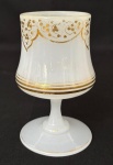 BACCARAT - Taça em opalina francesa Baccarat branco leitoso, adornada a mão com arabescos e contorno em vibrante ouro. Meados séc. XIX. Mede 12cm.