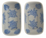 Par de pequenas travessas em porcelana, tipo petisqueiras em clássica porcelana branca decorada com pintura à mão de flores azuis. Possui assinatura. Medida 16cm comprimento x 9cm largura x 4cm altura.