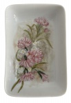 Pequena travessa ou petisqueira em clássica porcelana branca decorada com pintura afetiva à mão de flores e folhagens em policromia. Medida 16cm comprimento x 11cm largura x 3cm altura.