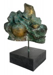 SUZANA LEVY (Rio de Janeiro, 1937 / idem, 2023) - Escultura em Bronze dourado patinado representando dorso feminino. Técnica/Material: Bronze patinado com base em granitoDimensões: 48cm altura x 35cm largura.Período: ContemporâneoEsta obra escultórica em bronze apresenta formas orgânicas e onduladas, com volumes que remetem a um dorso feminino em movimento. A pátina em tons esverdeados, combinada ao brilho dourado do metal, cria um efeito visual dinâmico, ressaltando texturas e relevos.A obra repousa sobre uma base cúbica de pedra negra polida, que confere elegância e estabilidade ao conjunto, valorizando seu caráter escultórico. Ideal para colecionadores de arte contemporânea e apreciadores de trabalhos em bronze com acabamento artístico de pátina.