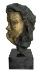 SUZANA LEVY (Rio 1937 / idem 2023) Escultura em Bronze Perfil FemininoExpressiva escultura em bronze assinada pela artista contemporânea Suzana Levy, representando um delicado perfil feminino em relevo. A obra apresenta acabamento patinado em tons de verde-escuro com nuances douradas, ressaltando volumes e texturas que conferem dramaticidade e profundidade à peça. Montada sobre base em granito valoriza-se pela harmoniosa combinação entre o brilho do metal e a rusticidade da pátina.Dimensões aproximadas: 33 cm (altura) x 15 cm (largura) x 12 cm (profundidade).Peça de caráter colecionável, ideal para apreciadores da escultura contemporânea brasileira, revelando a sensibilidade e a força poética de Suzana Levy, artista reconhecida por seus trabalhos que exploram a essência e a expressividade do feminino.