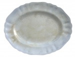 Travessa em Porcelana Inglesa  J&G Meakin Celeste. Antiga travessa oval em porcelana inglesa, marca J&G Meakin  modelo Celeste, com delicado contorno ondulado e pátina natural do tempo que realça seu charme vintage. Apresenta craquelado característico da idade, sem trincas estruturais. Dimensões aproximadas: 30 cm x 23 cm. Peça ideal para colecionadores e amantes de porcelanas inglesas clássicas.