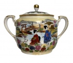 Açucareiro em porcelana decorada com cena oriental, figuras e paisagem ao redor, realçado com douração nas bordas e cabo. Trabalho delicado, cores vivas e motivo floral. Peça charmosa para mesa posta ou coleção de porcelanas decorativas. Discreto bicado na tampa. Mede 16 cm.
