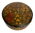 INDIA - Conjunto de 6 porta-copos com caixa em papel machê, decorados à mão com motivos florais em tons quentes (vermelho, amarelo e verde). Técnica tradicional com verniz e pintura detalhada. Peça com charme vintage, ideal para mesa posta ou decoração afetiva.Desgaste do tempo. Mede 11,5 cm diâmetro.