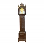 PORTUGAL - Magnifico relógio português, dito carrilhão de coluna, REGULADORA, funcionamento à corda, toca duas melodias a cada 15 minutos, WESTMINSTER e AVE MARIA, acondicionado em imponente caixa de madeira acastanhada com pinhas em bronze ormolu. Mostrador em metal dourado ornado com arabescos em relevo, protegido por denso cristal bisotado. Possui cachê do fabricante na frente e verso. Acompanha seu respectivo pêndulo e chaves. Funcionando. Mede 2m de altura.