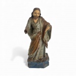 MINAS SÉC. XIX - Escultura sacra em madeira policromada representando São José, com túnica verde e manto ocre, em delicado movimento. Obra de fatura popular, com sinais do tempo e perdas nas mãos, mantendo policromia original e a força devocional característica das imagens antigas. Olos de vidro. Minas meados séc.XIX. Mede 24 cm.