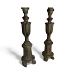MINAS SÉC. XIX - Par de tocheiros antigos em madeira entalhada, altos e de fuste torneado, com pátina original e desgaste elegante do tempo. Presença decorativa forte, perfeitos para ambientes clássicos ou sacros. Minas meados séc. XIX. Mede 78 cm.
