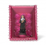 Oratório decorativo de Santa Rita  Imagem da santa em resina acondicionada em caixa artesanal revestida com estampa floral, interior em tom pink com rosas em relevo e acabamento em pedrarias. Peça devocional e decorativa de forte apelo visual. Mede 12 x 9 cm.