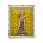 Oratório decorativo de Santa Teresinha  Imagem da santa em resina, disposta em caixa artesanal com revestimento externo floral decorativo, interior dourado com flores amarelas em relevo e acabamento em pedrarias. Peça devocional de forte apelo estético Mede 12 x 10 cm.