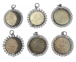 Conjunto com 6 pingentes antigos, confeccionados a partir de moedas brasileiras de 1 e 2 Cruzeiros (décadas de 19401950), montadas em aros metálicos trabalhados, típicos de uso popular e religioso. Peças com pátina original, sinais do tempo e variações de conservação, conferindo caráter histórico e decorativo ao conjunto. Medida 4 cm.