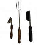Lote de utensílios antigos de uso pessoal, composto por pente metálico, garfo de três pontas e ferramenta manual, todos com cabos em madeira. Peças em metal com pátina do tempo, típicas do final do século XIX / início do século XX, de caráter utilitário e histórico. Conjunto interessante para colecionadores de objetos antigos e etnografia do cotidiano. Medida do maior 33 cm.