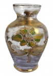 VENEZA ITALIA - Floreira em cristal artístico de Veneza, corpo bojudo com decoração floral em relevo e pintura policromada, acabamento com efeito dourado espelhado e elementos curvilíneos de clara inspiração Art Nouveau, característicos da produção veneziana do início do século XX. Peça decorativa elegante e colecionável.Origem: Veneza.Medida: aprox. 12 cm de altura.