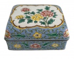 Caixa decorativa e ou porta joias em cloisonné, formato retangular, decoração floral policromada sobre fundo azul, com contornos em fios metálicos e acabamento dourado. Tampa articulada, interior esmaltado em branco. Peça decorativa de bom gosto, ideal para porta-joias ou coleção. Bom estado geral de conservação. Mede 12 x 9 cm.