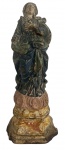 MINAS SEC XIX - Imagem sacra antiga representando Nossa Senhora das Dores, escultura em terracota policromada, com vestes em tons de azul e douramento, base entalhada com querubins. Peça oca, com marcas do tempo, desgastes e perdas de policromia compatíveis com a antiguidade. Mede 21 cm.