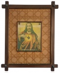 Imagem Religiosa  reprint Sagrado Coração de JesusEstampa colorida sobre papel, protegida por vidro. Apresentada em moldura de madeira com paspatur decorativo, conjunto de caráter devocional, com sinais naturais do tempo. No estado. Verso com suporte para fixação em parede. Mede 44 x 54 cm.