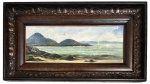 Obra em óleo sobre madeira representando paisagem marinha, com faixa panorâmica, mostrando praia, rochedos, ilhas ao fundo e pequenas embarcações à vela. Composição de atmosfera serena, paleta suave em tons de verde, azul e areia. Moldura em madeira patinada, entalhada, de época, com verso original. Medida da obra 26 x 65 cm. Medida total 88 x 48 cm.