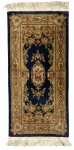 Elegante tapete estilo francês  Aubusson, com campo central em azul profundo ricamente ornamentado por motivos florais policromados e medalhão central. Ampla cercadura em tons de bege e dourado com arabescos clássicos, acabamento com franjas nas extremidades. Peça decorativa de forte apelo ornamental, ideal para compor ambientes sofisticados. Mede 1,60 cm x 69 cm.
