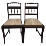 DONA MARIA - Par de cadeiras em madeira nobre, de elegante desenho clássico inspirado no mobiliário inglês, com encostos trabalhados apresentando elementos torneados e friso canelado de estilo Dona Maria. Assentos estofados em tecido listrado de tonalidade neutra, conferindo conforto e sobriedade ao conjunto. Estrutura firme, linhas refinadas e ótimo estado de conservação. Mede 90 cm altura.