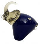 Escultura decorativa em vidro artístico, representando elefante, em cristal de tom azul cobalto com detalhes translúcidos âmbar. Peça de boa volumetria, acabamento polido e etiqueta Vidro House  Cristalerie. Estado geral bom, com leves marcas do tempo compatíveis com uso e idade. Mede 21 x 20 cm.