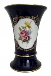 ALEMANHA - Vaso em porcelana alemã Echt Cobalt, Western Germany.Peça em azul cobalto com reserva central decorada com buquê floral policromado, rica ornamentação em dourado e bordas fileteadas. Marca do fabricante na base. Bom estado geral, com leves sinais do tempo no dourado. Mede 15 cm.