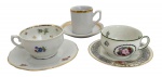 Trio de xícaras e pires em porcelana europeia, três peças, decoradas com motivos florais policromos e detalhes em dourado. Conjunto heterogêneo, com variações de formato e decoração, incluindo peça de café. Bom estado geral, com sinais compatíveis com a idade e uso. Marcas distintas entre Bavaria etc.