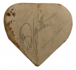 GEORGE HAMILTON - Raro autógrafo de próprio punho do ator americano George Hamilton, adquirido durante visita do mesmo ao Rio de Janeiro meados anos 60. Possui autografo indecifrado no verso. Manchas do tempo. Mede 8 cm.